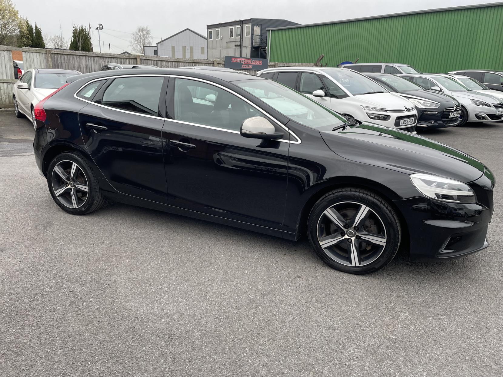 Volvo V40 2.0 T2 R-Design Hatchback 5dr Petrol Manual Euro 6 (s/s) (122 ps)
