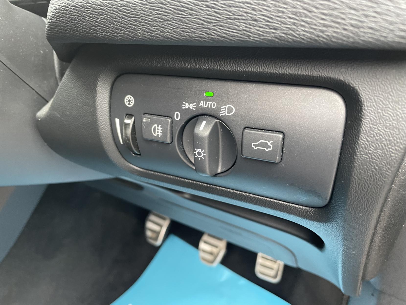 Volvo V40 2.0 T2 R-Design Hatchback 5dr Petrol Manual Euro 6 (s/s) (122 ps)