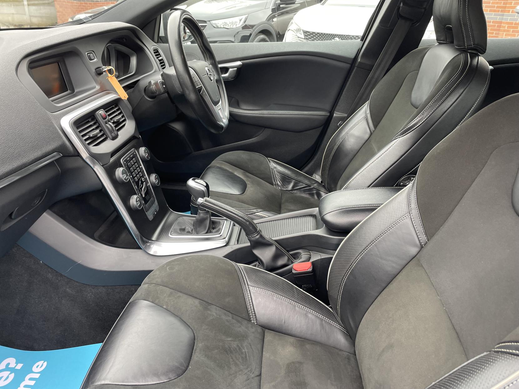 Volvo V40 2.0 T2 R-Design Hatchback 5dr Petrol Manual Euro 6 (s/s) (122 ps)