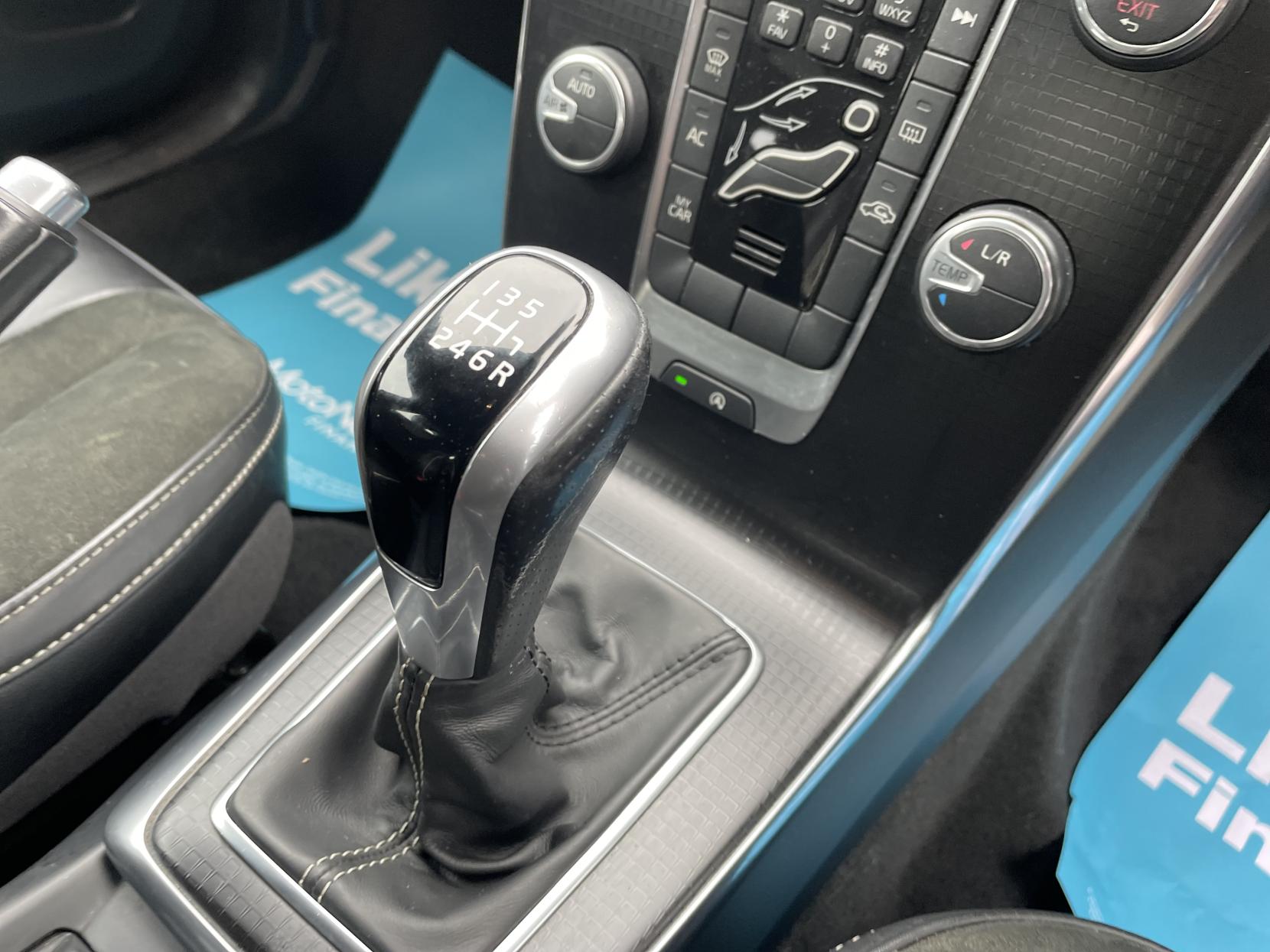 Volvo V40 2.0 T2 R-Design Hatchback 5dr Petrol Manual Euro 6 (s/s) (122 ps)