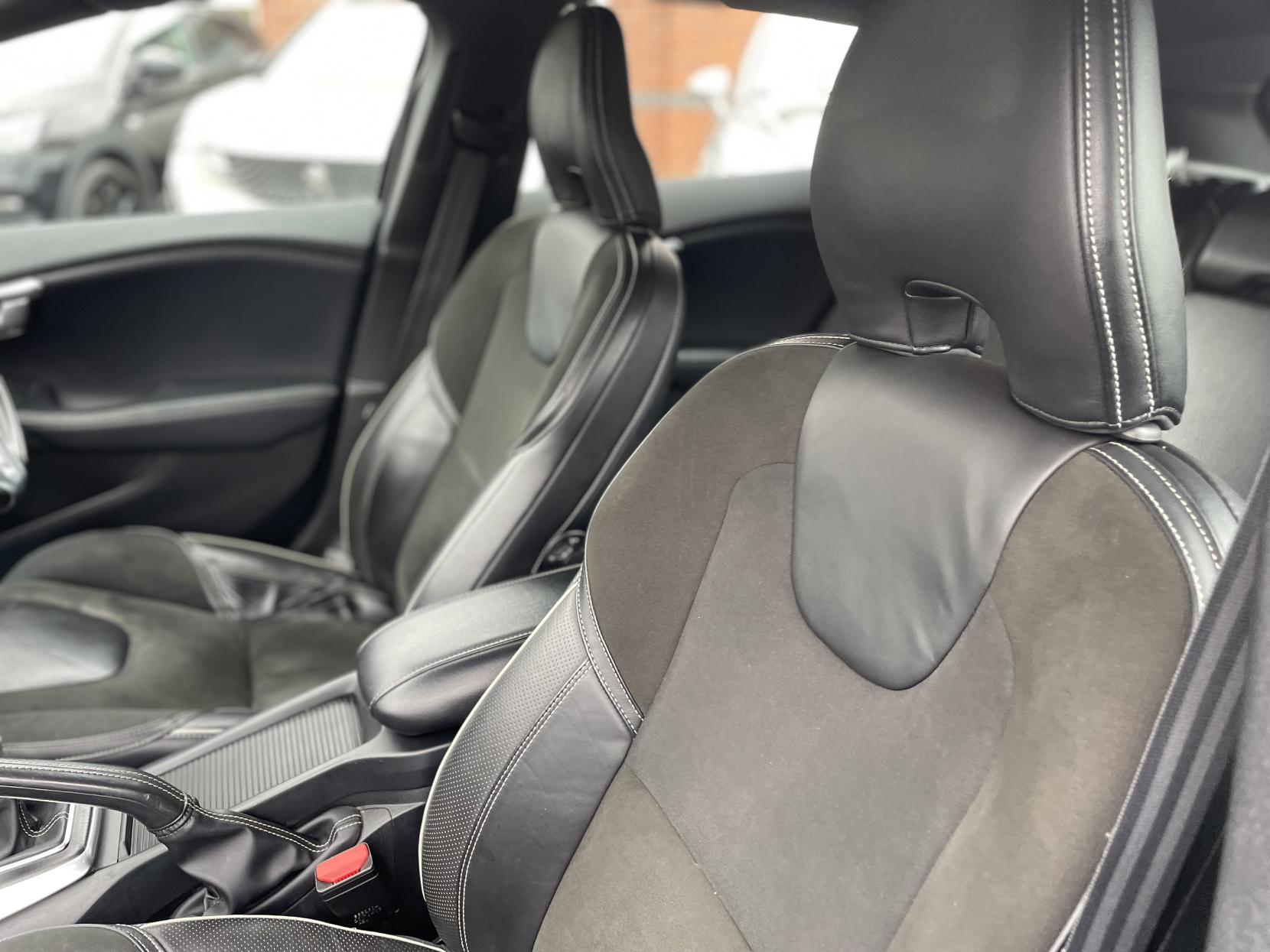 Volvo V40 2.0 T2 R-Design Hatchback 5dr Petrol Manual Euro 6 (s/s) (122 ps)