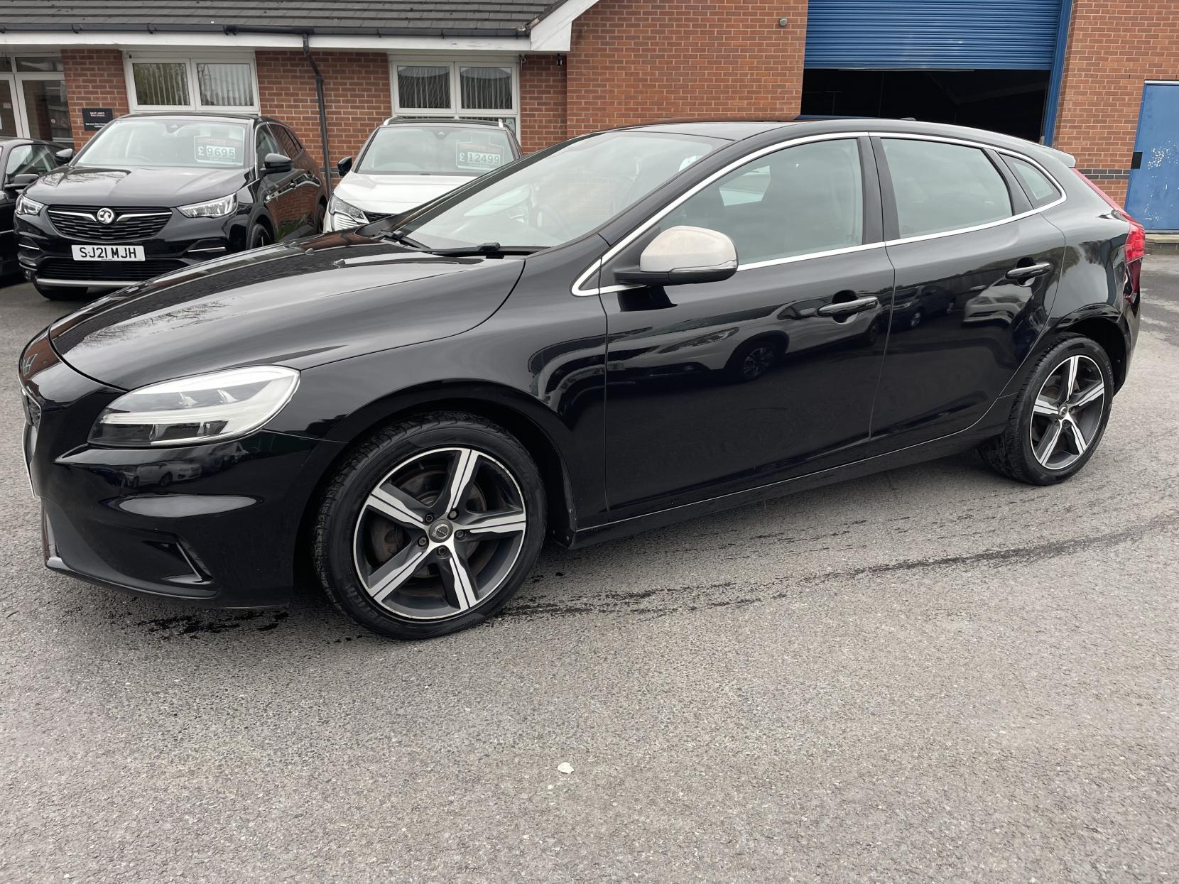 Volvo V40 2.0 T2 R-Design Hatchback 5dr Petrol Manual Euro 6 (s/s) (122 ps)