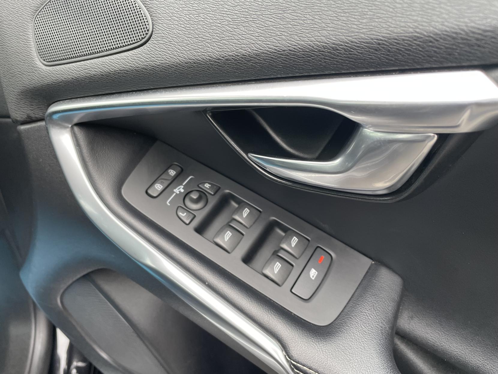 Volvo V40 2.0 T2 R-Design Hatchback 5dr Petrol Manual Euro 6 (s/s) (122 ps)