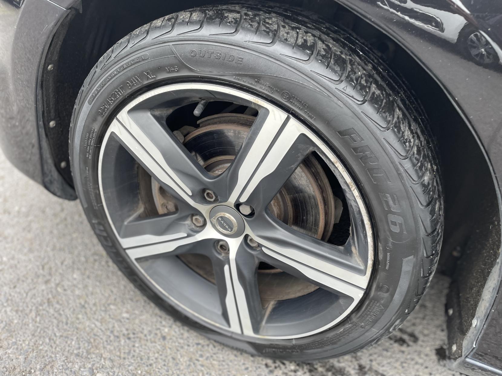 Volvo V40 2.0 T2 R-Design Hatchback 5dr Petrol Manual Euro 6 (s/s) (122 ps)