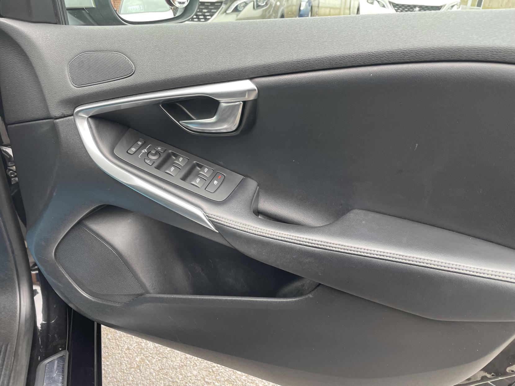 Volvo V40 2.0 T2 R-Design Hatchback 5dr Petrol Manual Euro 6 (s/s) (122 ps)