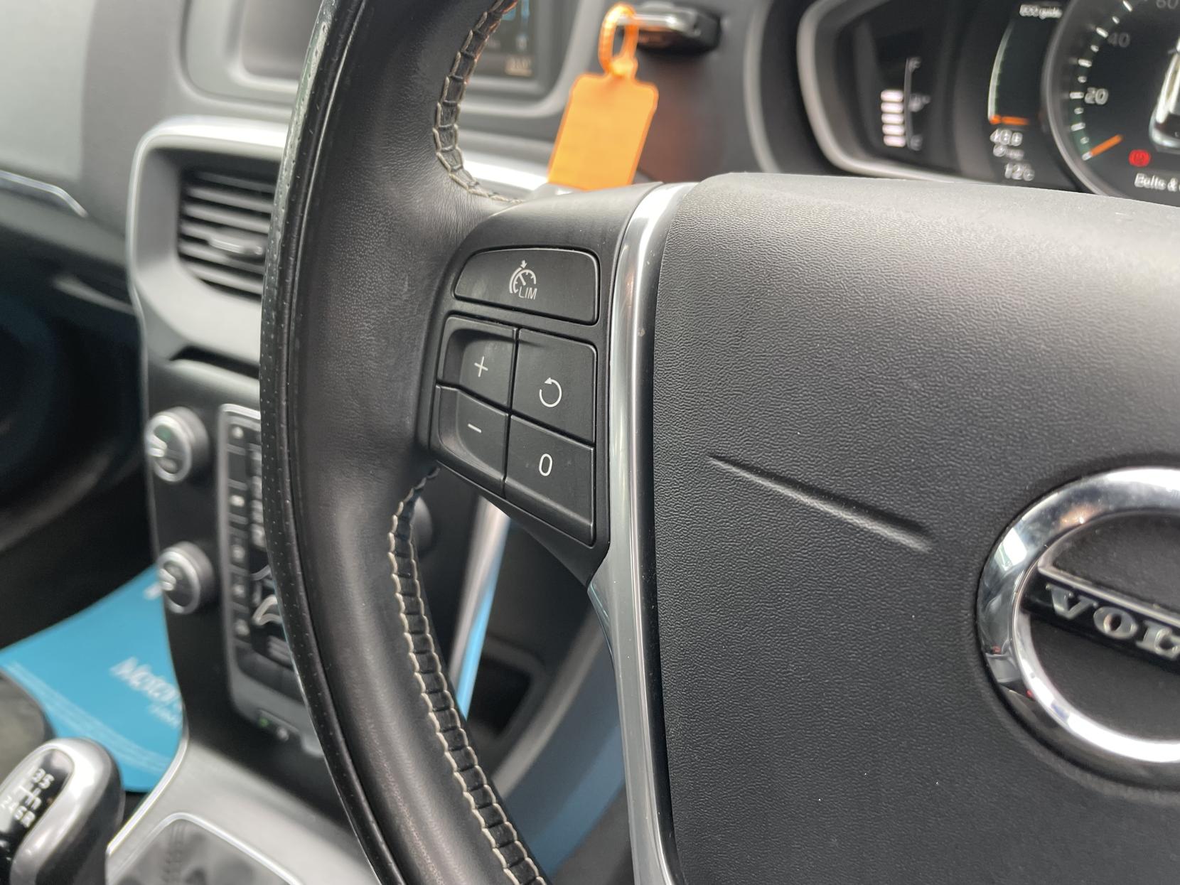 Volvo V40 2.0 T2 R-Design Hatchback 5dr Petrol Manual Euro 6 (s/s) (122 ps)