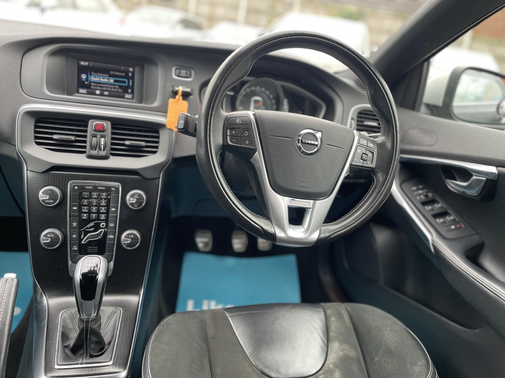 Volvo V40 2.0 T2 R-Design Hatchback 5dr Petrol Manual Euro 6 (s/s) (122 ps)