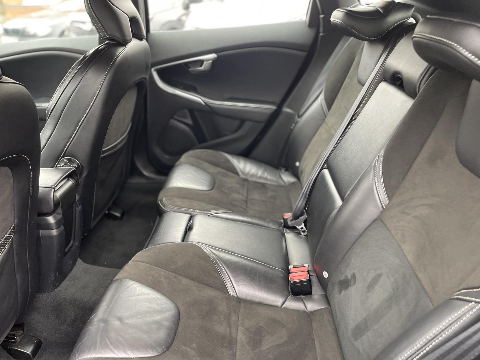 Volvo V40 2.0 T2 R-Design Hatchback 5dr Petrol Manual Euro 6 (s/s) (122 ps)