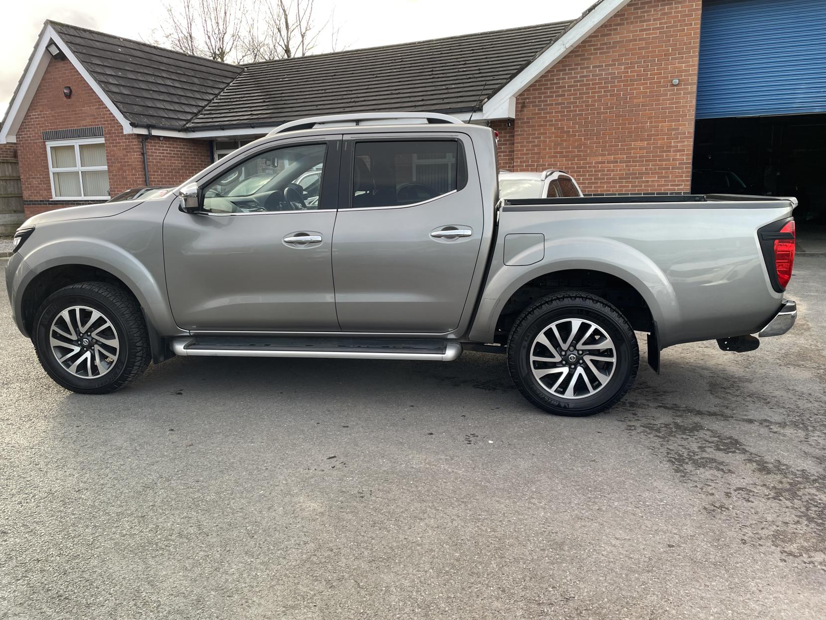 Nissan Navara 2.3 dCi Tekna Pickup Double Cab 4dr Diesel Auto 4WD Euro 6 (190 ps)