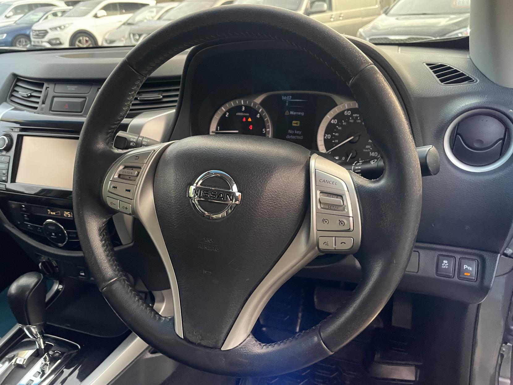 Nissan Navara 2.3 dCi Tekna Pickup Double Cab 4dr Diesel Auto 4WD Euro 6 (190 ps)