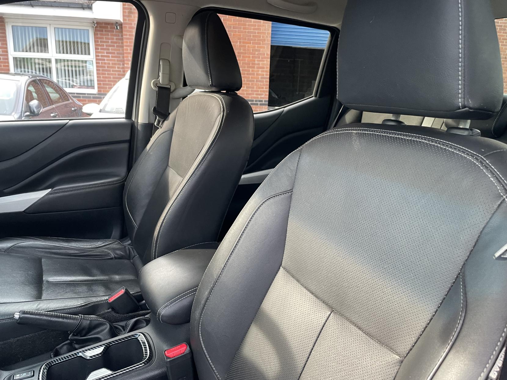 Nissan Navara 2.3 dCi Tekna Pickup Double Cab 4dr Diesel Auto 4WD Euro 6 (190 ps)