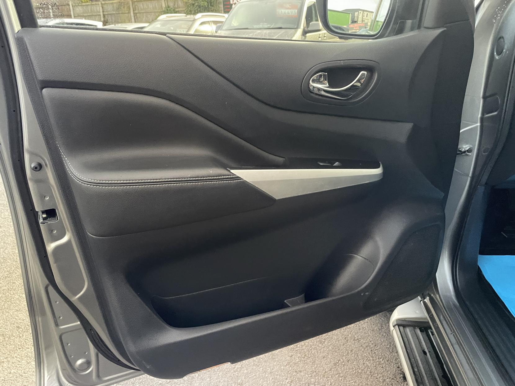 Nissan Navara 2.3 dCi Tekna Pickup Double Cab 4dr Diesel Auto 4WD Euro 6 (190 ps)