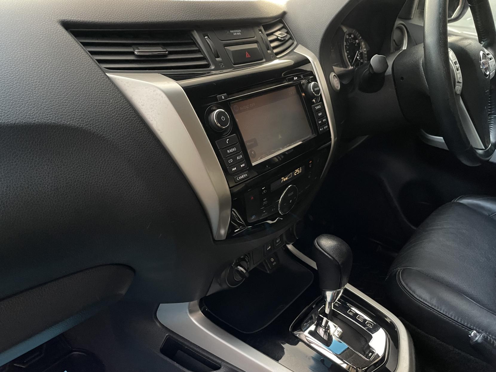 Nissan Navara 2.3 dCi Tekna Pickup Double Cab 4dr Diesel Auto 4WD Euro 6 (190 ps)