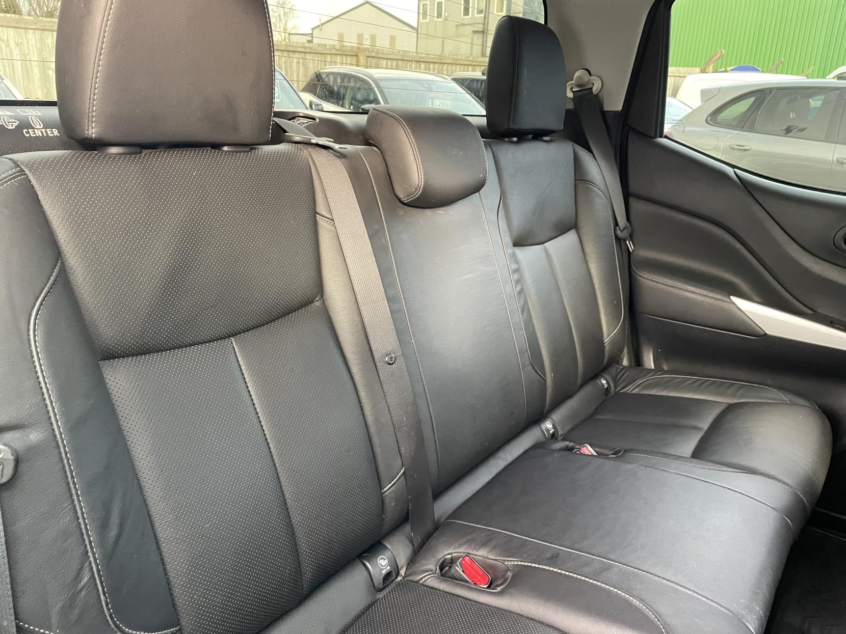 Nissan Navara 2.3 dCi Tekna Pickup Double Cab 4dr Diesel Auto 4WD Euro 6 (190 ps)