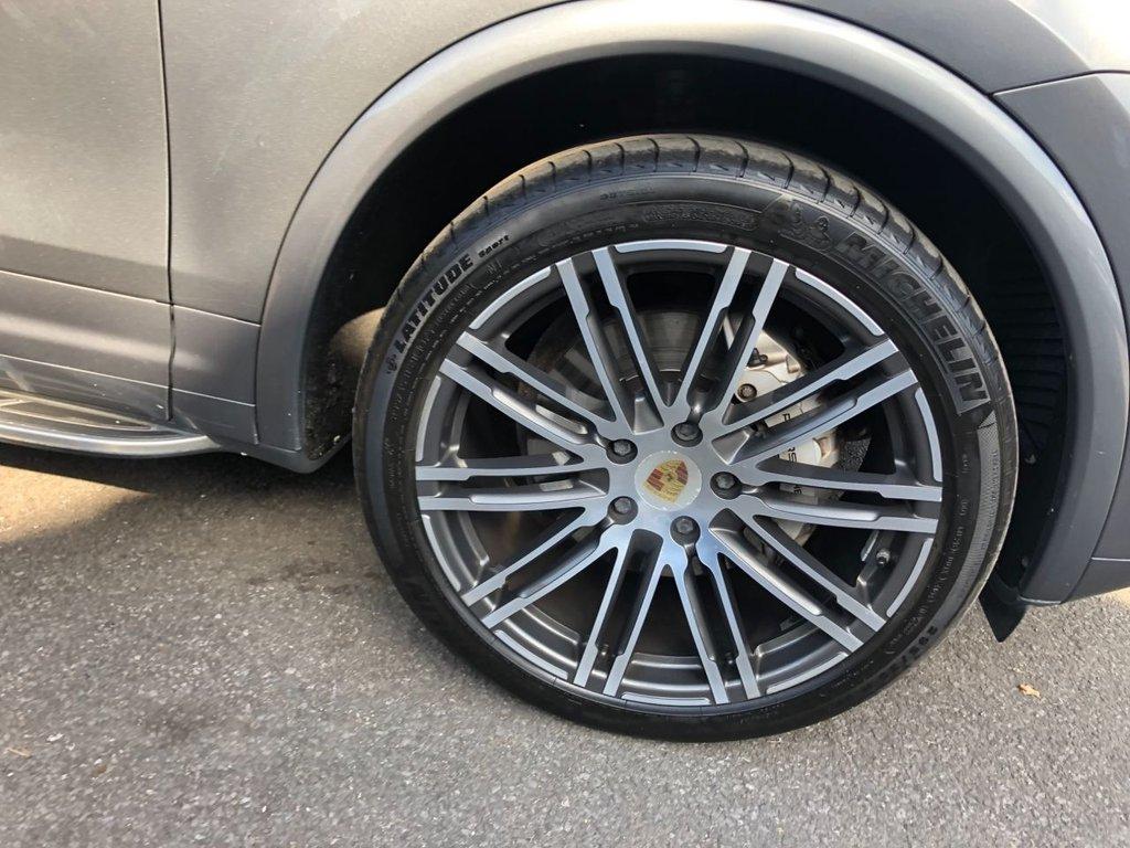 Porsche Cayenne 4.2 TD V8 S SUV 5dr Diesel TiptronicS 4WD Euro 5 (s/s) (385 ps)