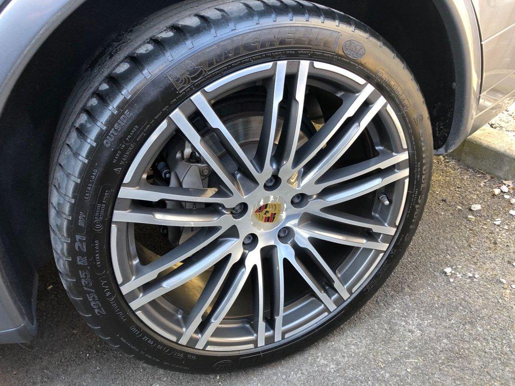 Porsche Cayenne 4.2 TD V8 S SUV 5dr Diesel TiptronicS 4WD Euro 5 (s/s) (385 ps)