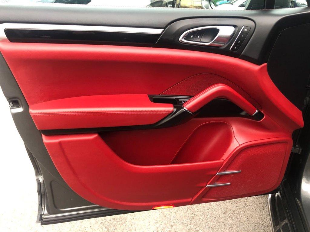 Porsche Cayenne 4.2 TD V8 S SUV 5dr Diesel TiptronicS 4WD Euro 5 (s/s) (385 ps)