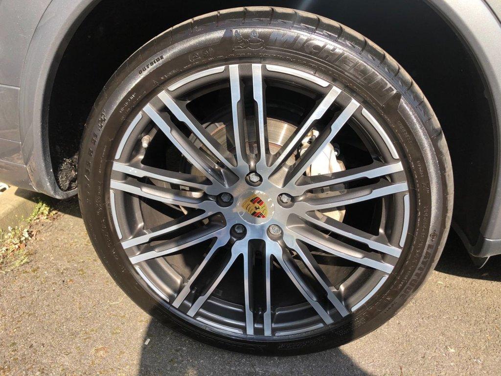 Porsche Cayenne 4.2 TD V8 S SUV 5dr Diesel TiptronicS 4WD Euro 5 (s/s) (385 ps)