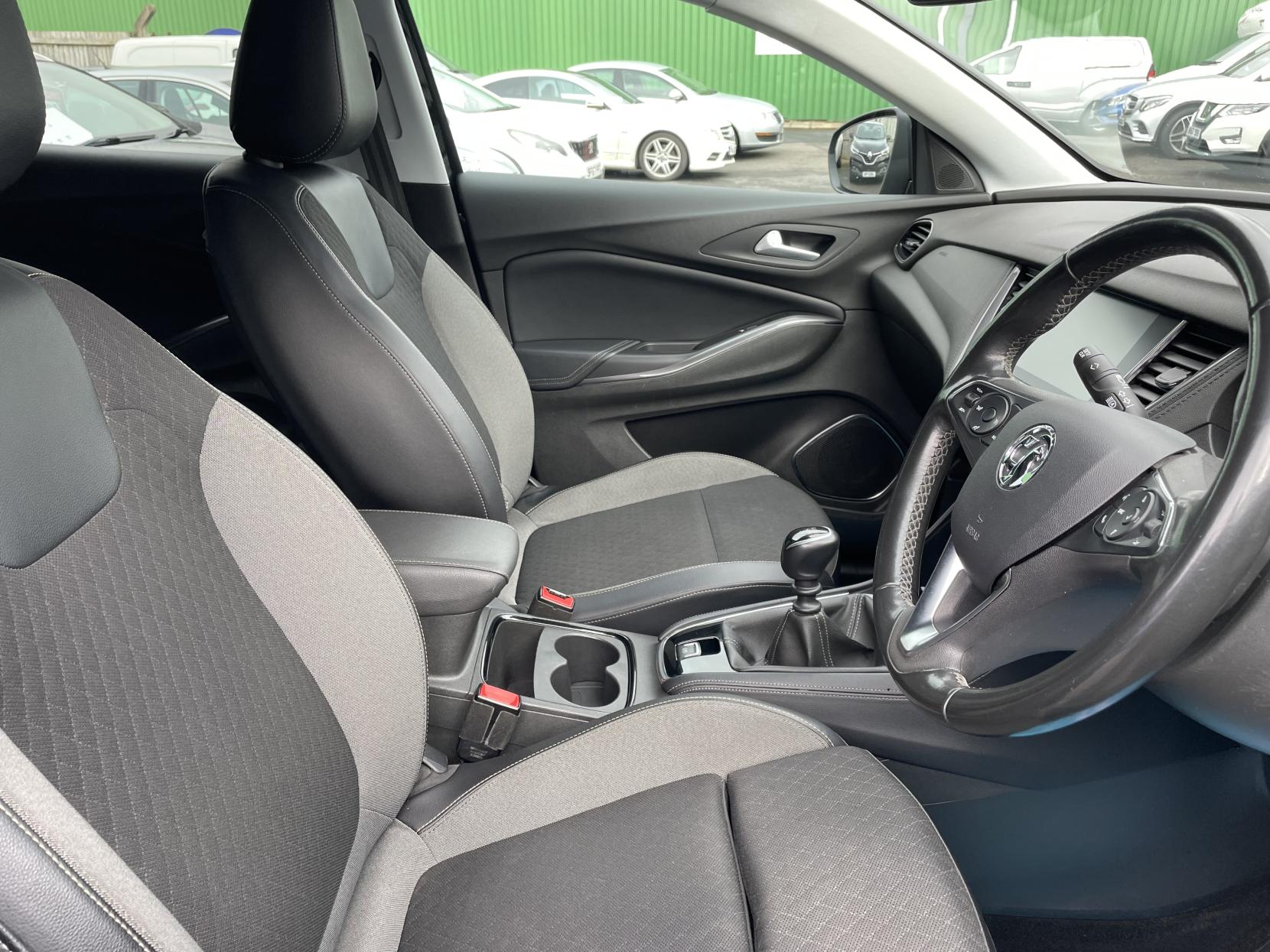 Vauxhall Grandland X 1.2 Turbo SRi Nav SUV 5dr Petrol Manual Euro 6 (s/s) (130 ps)