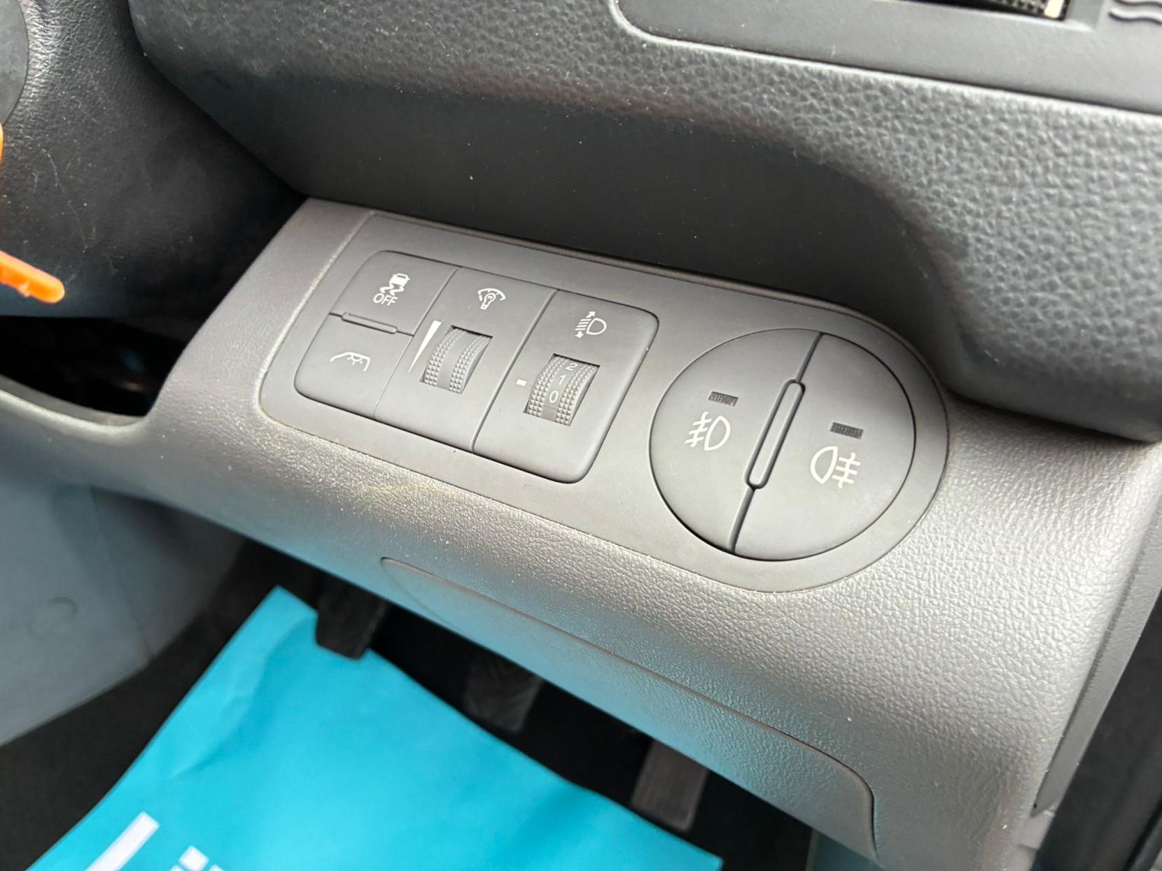 Hyundai i800 2.5 CRDi SE MPV 5dr Diesel Manual Euro 6 (136 ps)